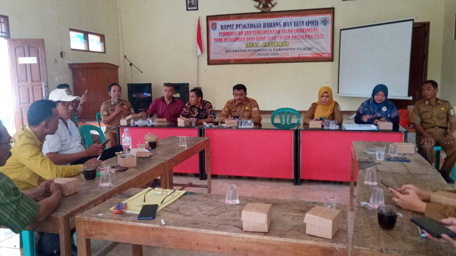 Rapat Pengadaan Barang dan Jasa Peningkatan dan Pemeliharaan Jalan Lingkungan Desa Jatisari Tahun 2026
